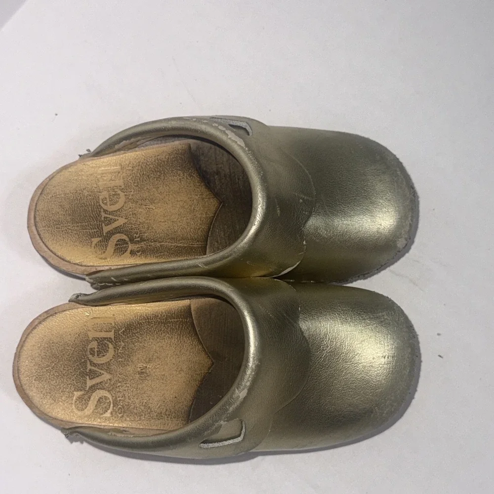 Sven Girls Swedish Made Gold‎ Metallic Leather Heart Wooden Bottom Clogs Size 23